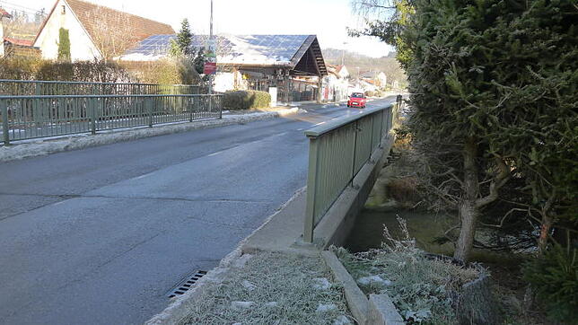 Die Brücke über die Deggenhauser Aach in Untersiggingen wird wohl 2019 erneuert. Im Hintergrund ist der D-Tal-Markt zu stehen.