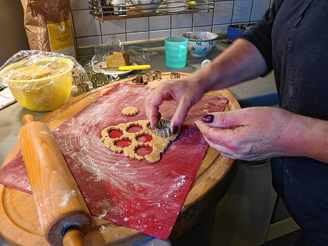 Ausstechen der Plätzchen aus dem ausgewellten Teig macht Freude...
