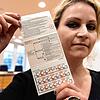 Felicitas Rohrer im Landgericht Waldshut-Tiengen 2015 mit einer Packung der Anti-Baby-Pille Yasminelle (Archivbild)