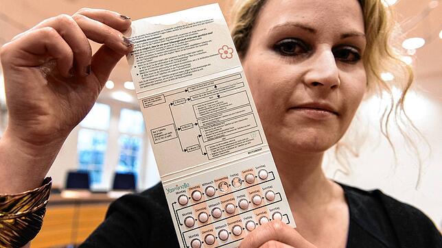 Felicitas Rohrer im Landgericht Waldshut-Tiengen 2015 mit einer Packung der Anti-Baby-Pille Yasminelle (Archivbild)
