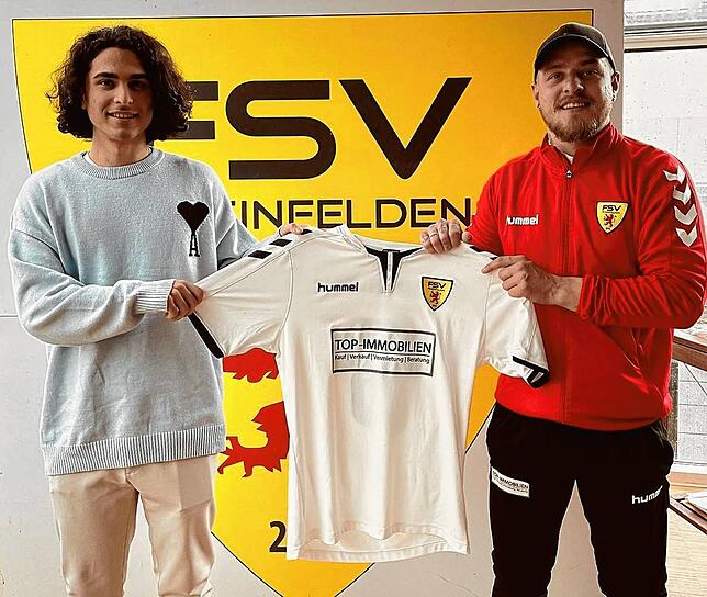 Zuwachs: Muhammed Al Bayati vom FV Lörrach-Brombach wird vom Sportlichen Leiter Julian Jäger als neuer Spieler des FSV Rheinfelden begrüßt.