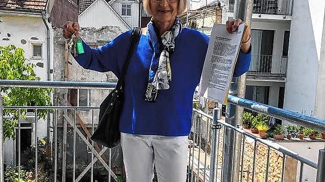 Hat den Schritt vom großen Haus in eine kleine, aber altersgerechte Wohnung gewagt und ist rundum zufrieden: Angelika Schuler, hier am ...