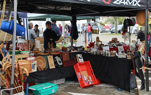 Strahlende Gesichter beim Walder Flohmarkt trotz Aprilwetters, wie hier Conny Buhl an ihrem Stand.