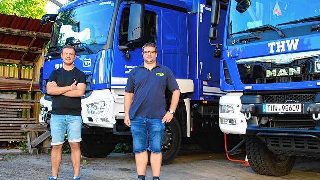 Christoph Völkner und Thomas Zimmermann (von links) neben den Einsatzfahrzeugen des THW-Ortsverbands Radolfzell.