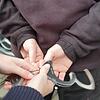 Ein Dieb wurde nach Polizeiangaben vorläufig festgenommen. Er soll in einem Supermarkt Lebensmittel gestohlen haben. Das Bild ist ein ...