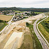 Hier wird gebaut: Direkt vor Hegne entsteht ab 2029 ein vierspuriger Straßentunnel. Bis dahin sollen die aufgeschütteten Erdmassen auf ...