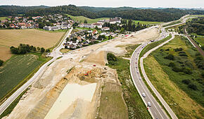 Hier wird gebaut: Direkt vor Hegne entsteht ab 2029 ein vierspuriger Straßentunnel. Bis dahin sollen die aufgeschütteten Erdmassen auf ...