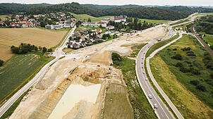 Hier wird gebaut: Direkt vor Hegne entsteht ab 2029 ein vierspuriger Straßentunnel. Bis dahin sollen die aufgeschütteten Erdmassen auf ...