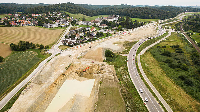Hier wird gebaut: Direkt vor Hegne entsteht ab 2029 ein vierspuriger Straßentunnel. Bis dahin sollen die aufgeschütteten Erdmassen auf ...