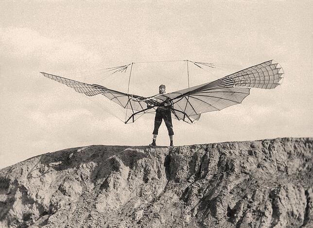 Otto Lilienthal mit dem kleinen Schlagflügelapparat 1894 auf dem Fliegeberg in Lichterfelde (Berlin), fotografiert von Ottomar Anschütz ...