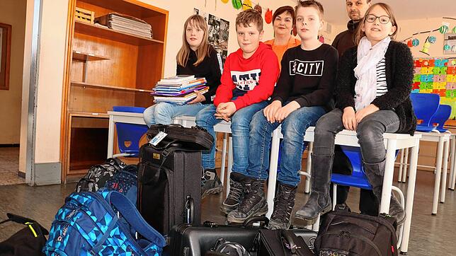 An der Realschule Donaueschingen packen Alina Wohriska (von links), Jan Wiehl, Jan Wohriska und Fenja Greitmann aus der Bläserklasse 5b ...