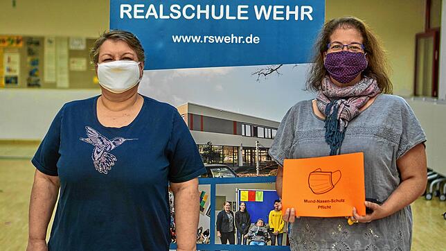 Vorbereitet: Konrektorin Ellen Heuschmidt und Schulleiterin Petra Thiesen freuen sich, wieder alle Schüler zum Unterricht an der ...