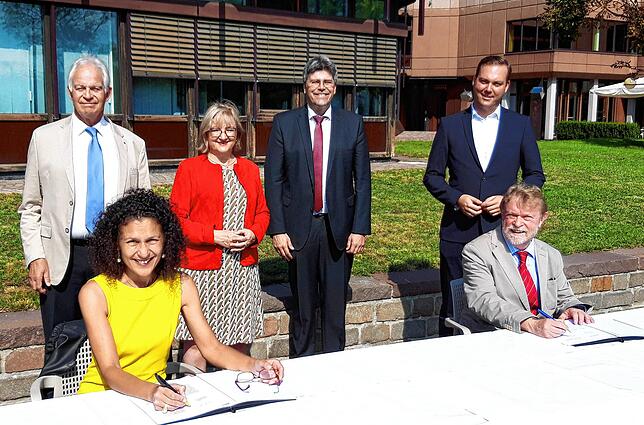 Vincenza Trivigno, Leiterin der Staatskanzlei des Kantons Aargau, und Uwe Lahl, Ministerialdirektor im baden-württembergischen ...