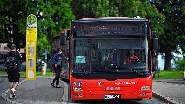 Wer eine Monatskarte für Bus und Bahn hat, muss meist tief in die Tasche greifen. Mit dem Deutschlandticket soll sich das ändern. Hier ...