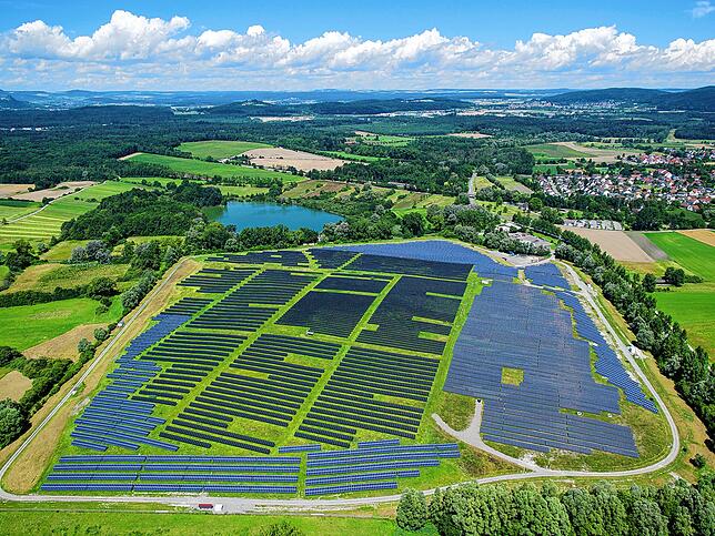 Das ist der Solarparks Rickelshausen bei Radolfzell mit 6 Megawatt Leistung, betrieben wird er vom Bürgerunternehmen solarcomplex AG. ...