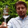 Nikolas Brinkschulte von der Konstanzer Weinfest GbR hält einen Probedruck des Glases für das Konstanzer Weinfest 2023 in die Kamera.
