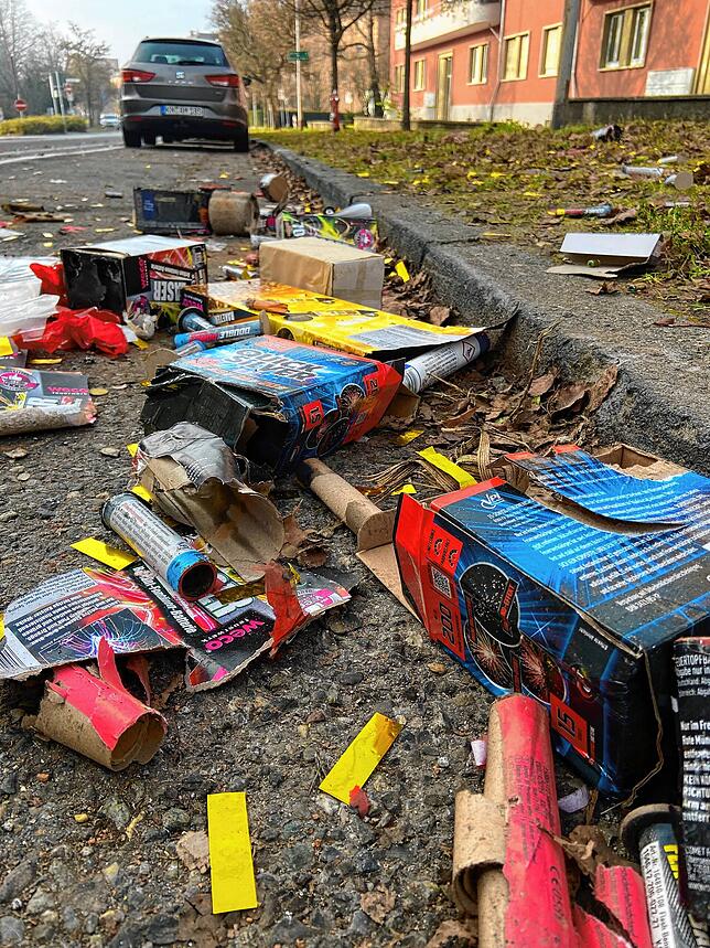 Ein Bild, wie es sich an vielen Plätzen der Stadt bietet: Am Neujahrsmorgen 2025 liegt sehr viel Müll durch Silvesterfeuerwerk in der ...