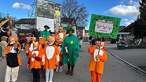 „Die schlauen Füchse“ der Klasse 1a nehmen am Kinderumzug in Murg teil.