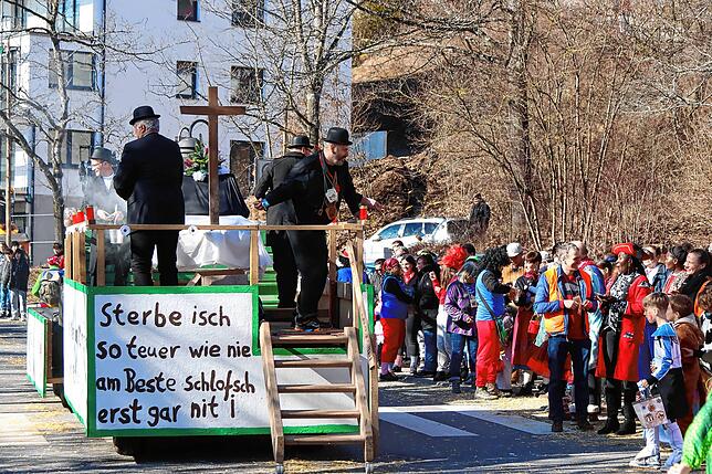 Bild 26: Umzug am Fasnetmentig begeistert hunderte Zuschauer