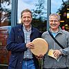 Reiner Seiler und Volker Gerken zeigen ihren Bülle-Käse.