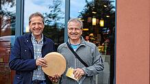 Reiner Seiler und Volker Gerken zeigen ihren Bülle-Käse.