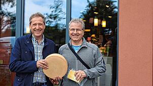 Reiner Seiler und Volker Gerken zeigen ihren Bülle-Käse.