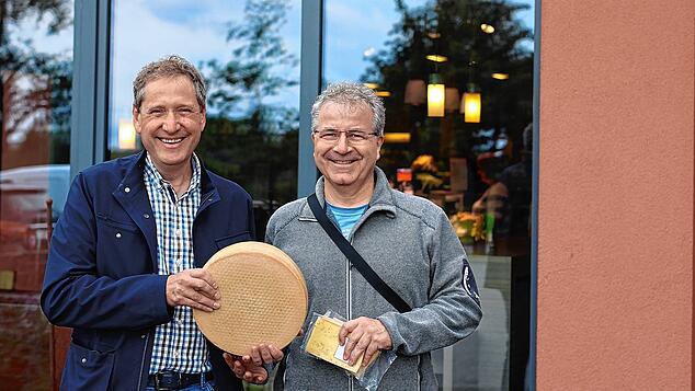 Reiner Seiler und Volker Gerken zeigen ihren Bülle-Käse.