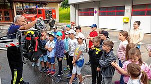 Ganz schön was zu schleppen hat ein Feuerwehrmann, wenn er in ein brennendes Gebäude geht. Kommandant Andreas Faller erklärt. Foto: Renner