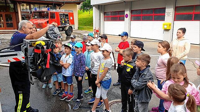 Ganz schön was zu schleppen hat ein Feuerwehrmann, wenn er in ein brennendes Gebäude geht. Kommandant Andreas Faller erklärt. Foto: Renner