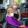 Ein inniges Verhältnis, Erika Reich und ihre Kunden und Kundinnen. Hier mit Marianne Haubner. Bild: Uwe Spille