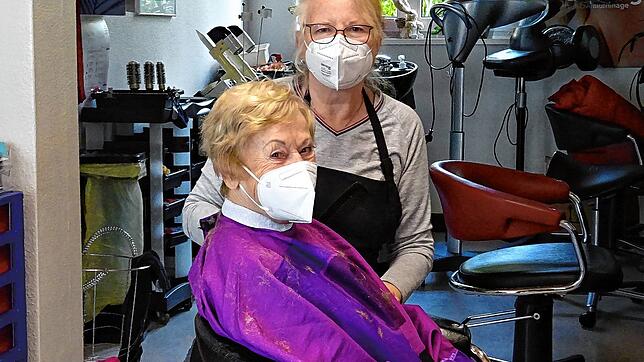 Ein inniges Verhältnis, Erika Reich und ihre Kunden und Kundinnen. Hier mit Marianne Haubner. Bild: Uwe Spille