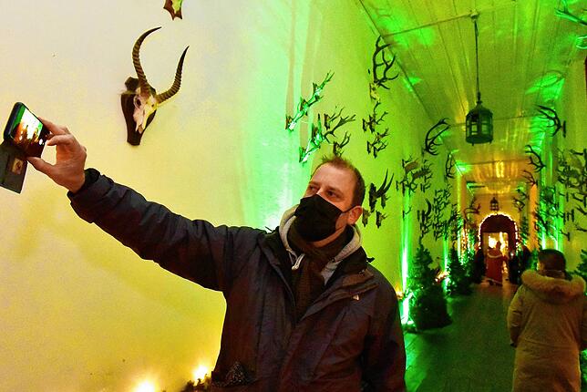 Das Handy klickt im stimmungsvoll beleuchten Geweihgang zur Anspannhalle nicht nur einmal an diesem Abend, um ein Selfie aufzunehmen.