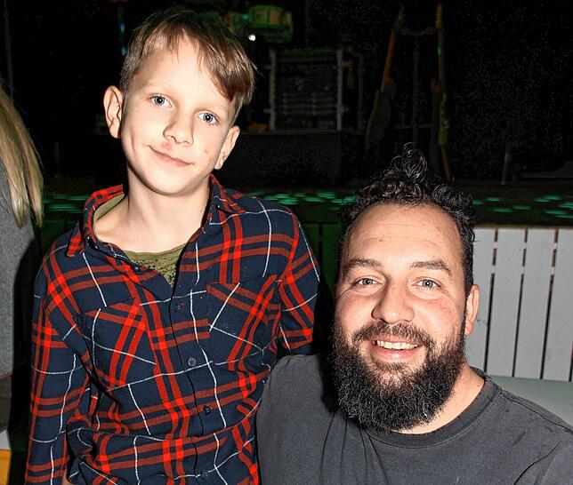 Tristan (9 Jahre) und sein Vater Roland Braun aus Wald bekamen die Konzertkarten als Weihnachtsgeschenk.