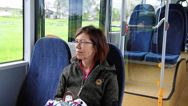 Andrea Brecht hat an diesem Tag frei und fährt mit dem Bus von Stockach nach Münchhof.