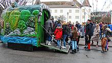 Die Vorstellung des neuen Donaugeisterwagens auf dem Rathausvorplatz zieht viele große und kleine Interessenten an. Alle wollen das ...