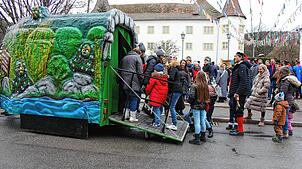 Die Vorstellung des neuen Donaugeisterwagens auf dem Rathausvorplatz zieht viele große und kleine Interessenten an. Alle wollen das ...
