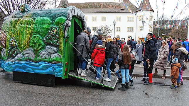 Die Vorstellung des neuen Donaugeisterwagens auf dem Rathausvorplatz zieht viele große und kleine Interessenten an. Alle wollen das ...