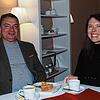 Daniela Skopnik erläutert unserem Mitarbeiter, Ralf Göhrig, das Konzept von Friedas Gästehaus.