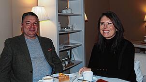 Daniela Skopnik erläutert unserem Mitarbeiter, Ralf Göhrig, das Konzept von Friedas Gästehaus.