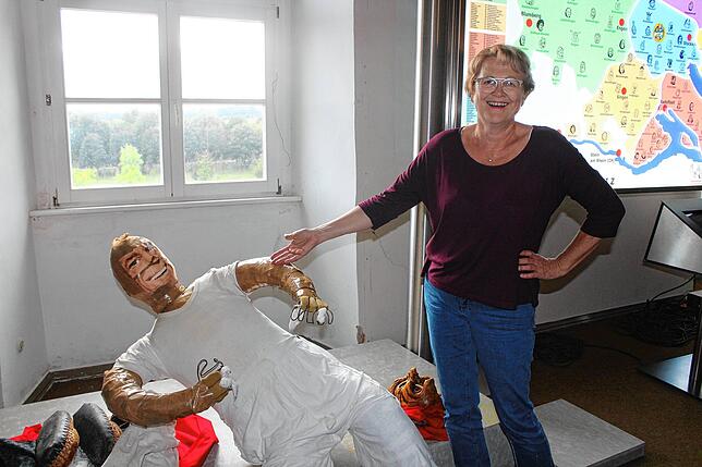 Carola Schäpke lacht über die Puppe, die unter dem Häs einer Friedinger Burghexe steckte. Diese Puppe wird nicht aufgehoben, kann aber ...