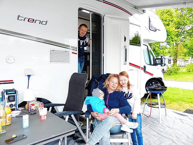Freuen sich über die Auszeit: Tiffany Ummenhofer mit ihren Kindern Tobias, Hannah und der zweijährigen Lena.