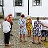 Die Führungen aus Anlass des Schlosserlebnistags im Meßkircher Schloss, begannen im Innenhof. Hier hat Theresia Löchel-Gittel, Mitte, ...