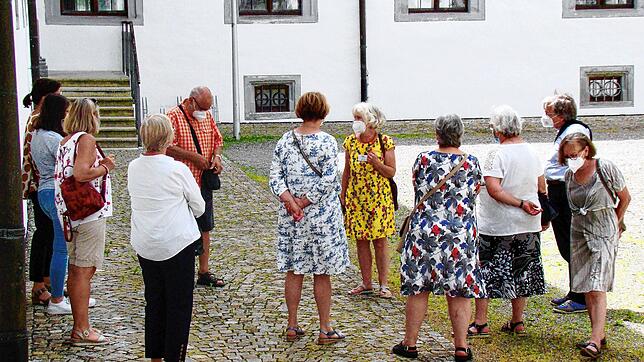 Die Führungen aus Anlass des Schlosserlebnistags im Meßkircher Schloss, begannen im Innenhof. Hier hat Theresia Löchel-Gittel, Mitte, ...