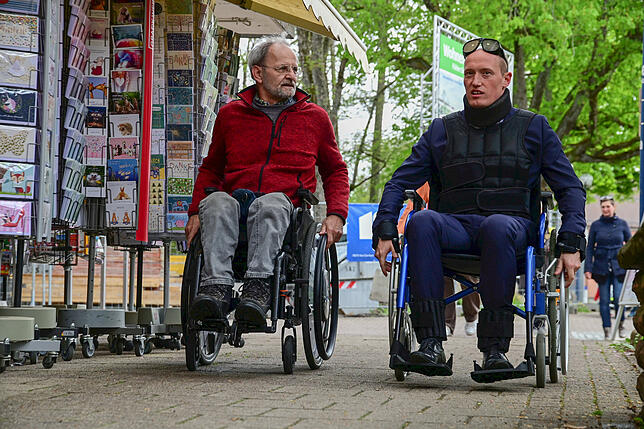 Fachgespräche im Rollstuhl. Bürgermeister Jonathan Berggötz im Gespräch mit Manfred Kemter, ehemaliger Beauftragter des Landkreises für ...