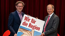 Stefan Lutz (links), Chefredakteur des SÜDKURIER, und Arendt Gruben, Vorstandsvorsitzender der Sparkasse Schwarzwald-Baar, freuen sich ...