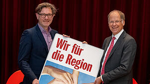 Stefan Lutz (links), Chefredakteur des SÜDKURIER, und Arendt Gruben, Vorstandsvorsitzender der Sparkasse Schwarzwald-Baar, freuen sich ...