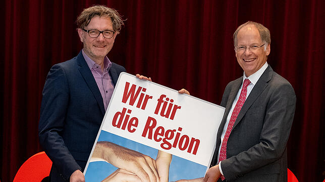 Stefan Lutz (links), Chefredakteur des SÜDKURIER, und Arendt Gruben, Vorstandsvorsitzender der Sparkasse Schwarzwald-Baar, freuen sich ...