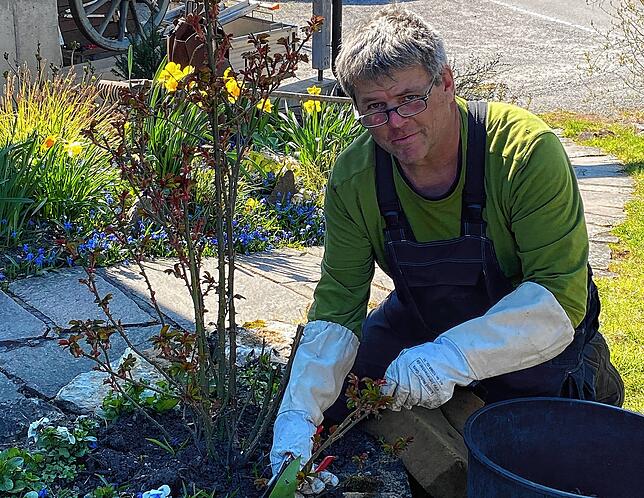 Gartenexperte Edgar Koller weiß, was gegen Giersch im Garten hilft. Dieses Bild entstand im April 2020 und zeigt ihn beim ...