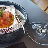 Labneh und Zaytoun: Frischkäse mit Minze, Tomaten, eingelegten Oliven und nativem Olivenöl.