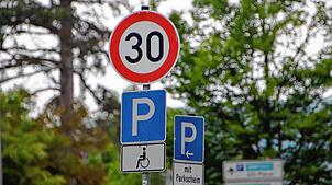 Ein Tempo 30-Schild in Radolfzell. Durch Geschwindigkeitsreduzierungen soll die Lärmbelästigung verringert werden.